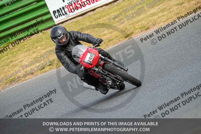 Vintage motorcycle club;eventdigitalimages;mallory park;mallory park trackday photographs;no limits trackdays;peter wileman photography;trackday digital images;trackday photos;vmcc festival 1000 bikes photographs